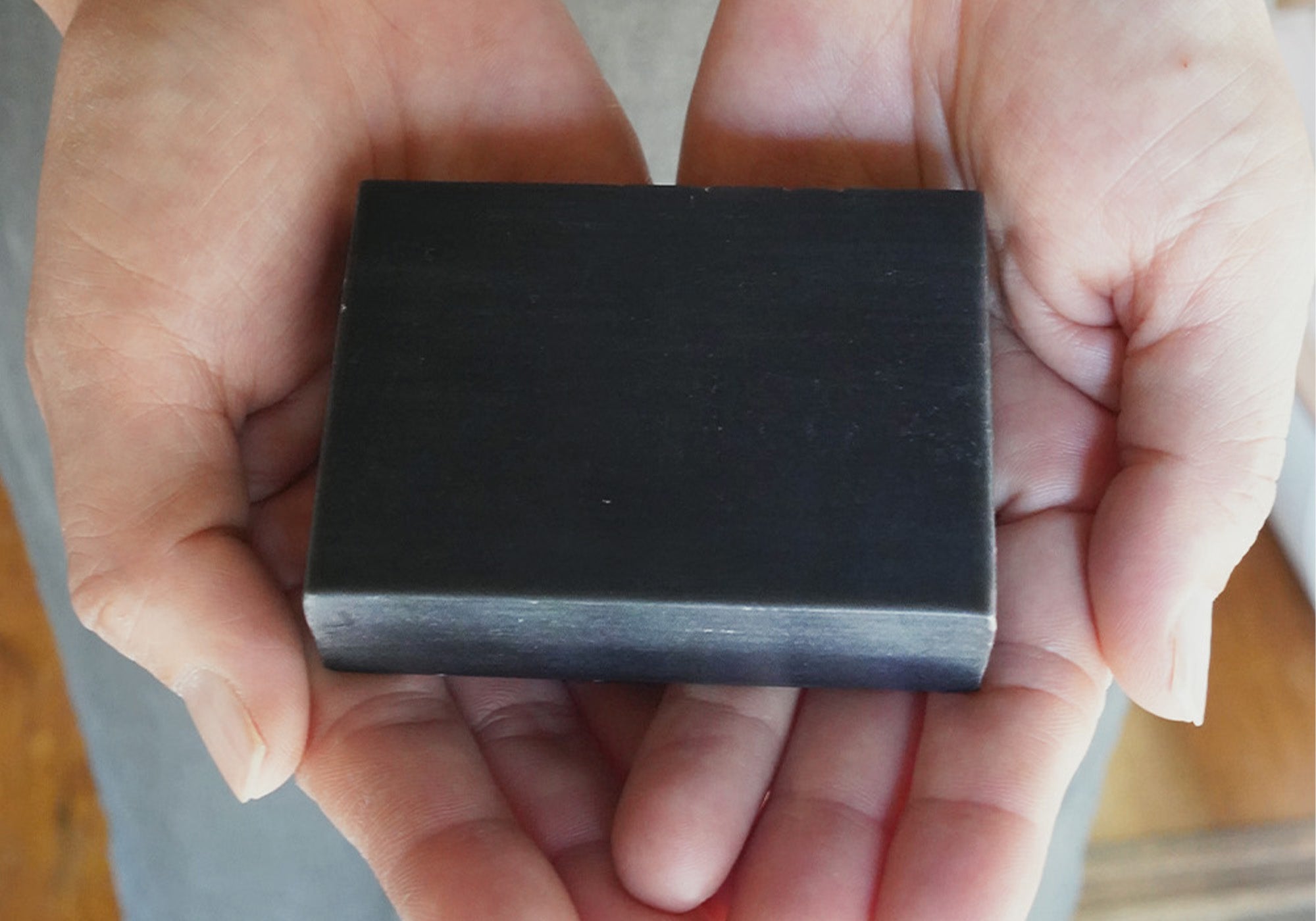 両手でそっと包まれた「竹と森の未來石けん」。奪うのではなく活かし巡らせる、ものづくりの原点と安心・安全への誓い