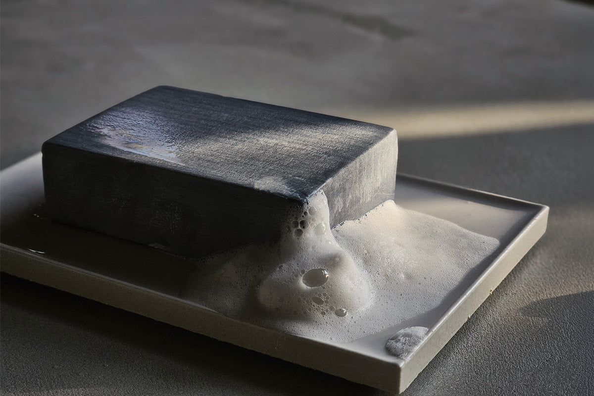 柔らかな光の中で、きめ細かな泡を纏う「竹と森の未來石けん」。自然に還る素材のみを使用し、環境への負荷を最小限に抑えた、私たちのものづくりの原点を象徴する一枚