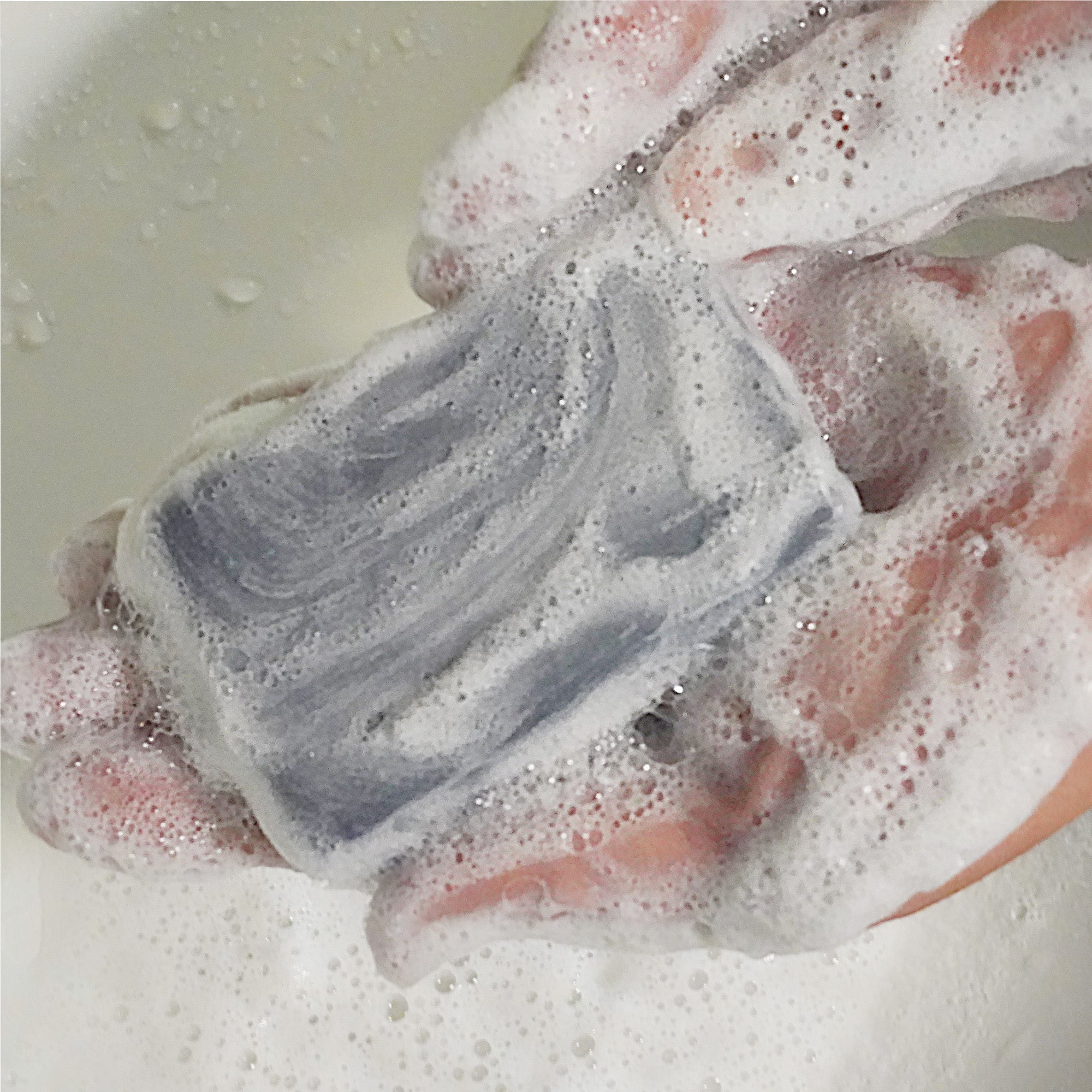 竹炭の天然ミネラルを含んだ、柔らかな泡と手元の様子